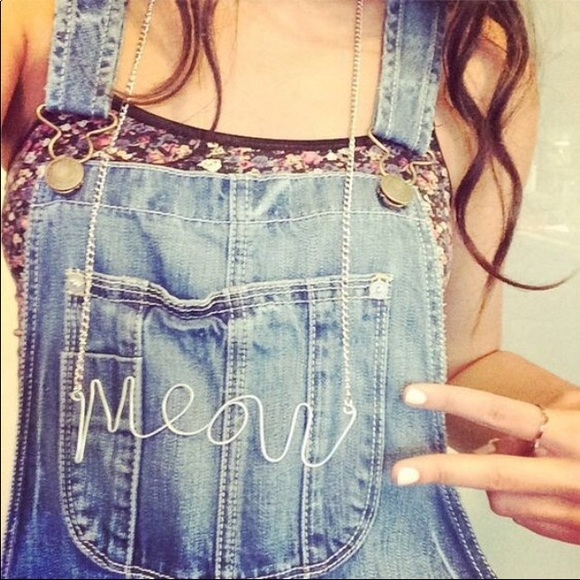 β¨HPβ¨ Gold Cursive Meow Chain Necklace - Picture 2 of 7